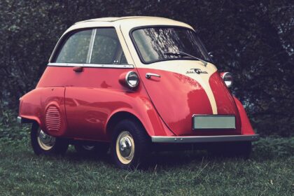 Το BMW Isetta ήταν ένα μικροσκοπικό αυτοκίνητο πόλης, που παρήχθη από τη γερμανική αυτοκινητοβιομηχανία BMW
