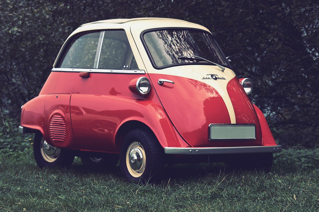 Το BMW Isetta ήταν ένα μικροσκοπικό αυτοκίνητο πόλης, που παρήχθη από τη γερμανική αυτοκινητοβιομηχανία BMW