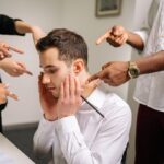 Εργαζόμενοι κακομεταχειρίζονται συνάδελφο τους στο γραφείο