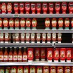 Ράφι σούπερ μάρκετ με διάφορες μάρκετ κέτσαπ