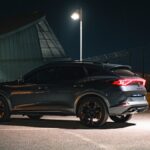 Το SUV Cupra Formentor σταθμευμένο σε ένα πάρκινγκ τη νύχτα