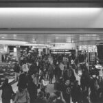 Πλήθος επιβατών σε αεροδρόμιο κατά τη διάρκεια των διακοπών του Πάσχα
