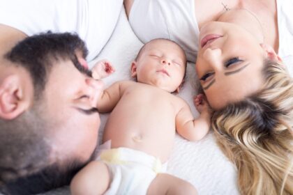 Πατέρας κα μητέρα με το νεογέννητο μωράκι τους