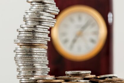 Στοίβα από κέρματα σε τραπέζι