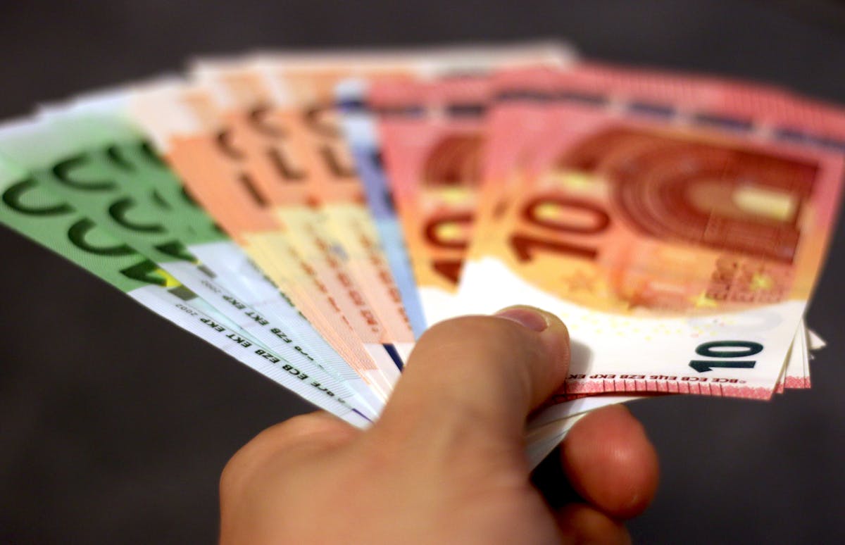 Τι αλλάζει στη χρήση μετρητών: Νέα όρια και πρόστιμα για παραβάσεις στην Ευρώπη