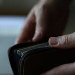Πορτοφόλι με λεφτά και κάρτες