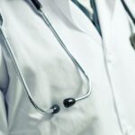 Γιατρός με στηθοσκόπιο στον λαιμό σε κλινική της Γερμανίας