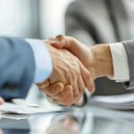 Επιχειρηματίες σφραγίζουν συμφωνία συνεργασίας με χειραψία