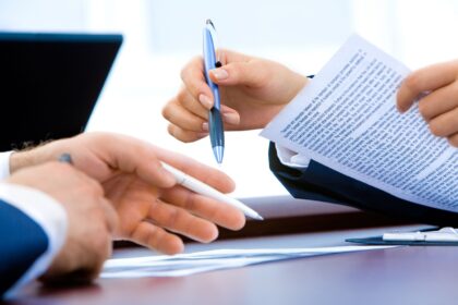 Υπογραφή σύμβασης εργασίας ανάμεσα σε εργοδότη και υπάλληλο στη Γερμανία