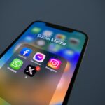 Smartphone με διάφορες εφαρμογές από social media
