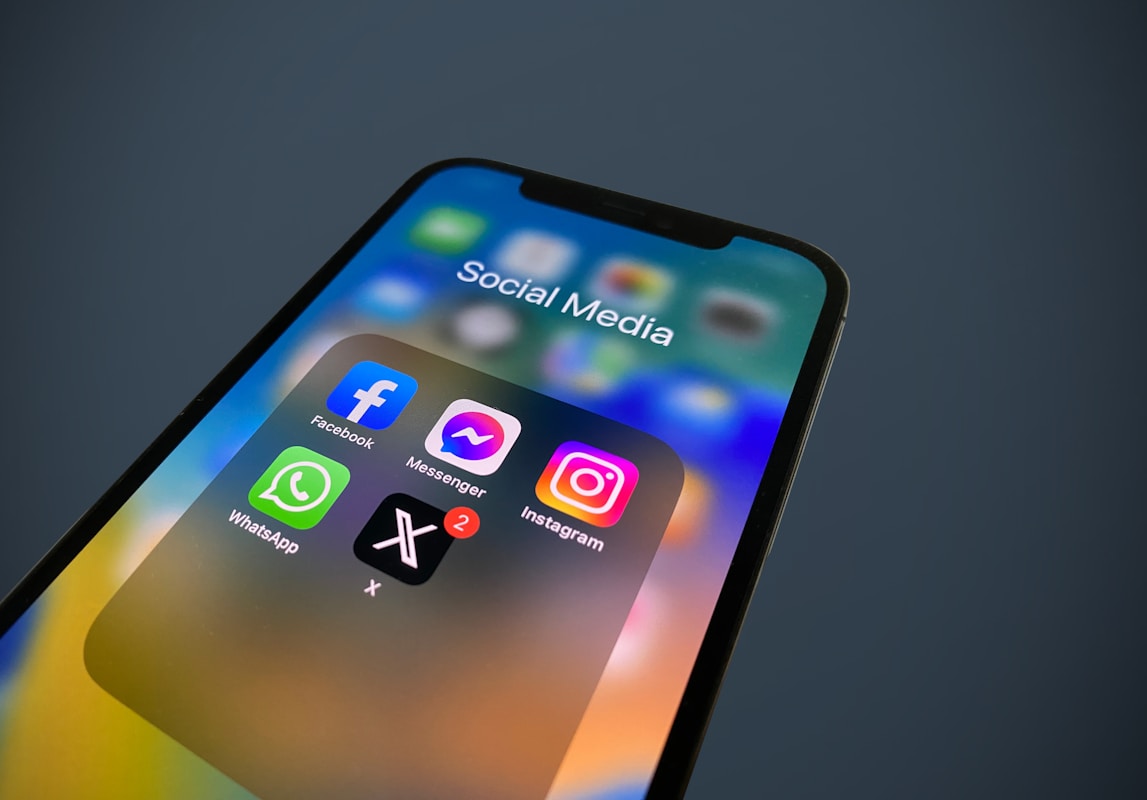 Smartphone με διάφορες εφαρμογές από social media
