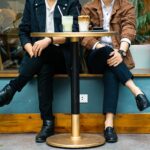 Ζευγάρι πίνει καφέ σε καφετέρια στη Γερμανία