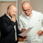 Γιατρός και ασθενής συζητούν σε γερμανικό νοσοκομείο
