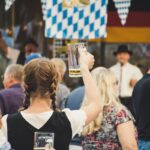Σερβιτόρα με ποτήρια μπύρας στο διάσημο Oktoberfest του Μονάχου