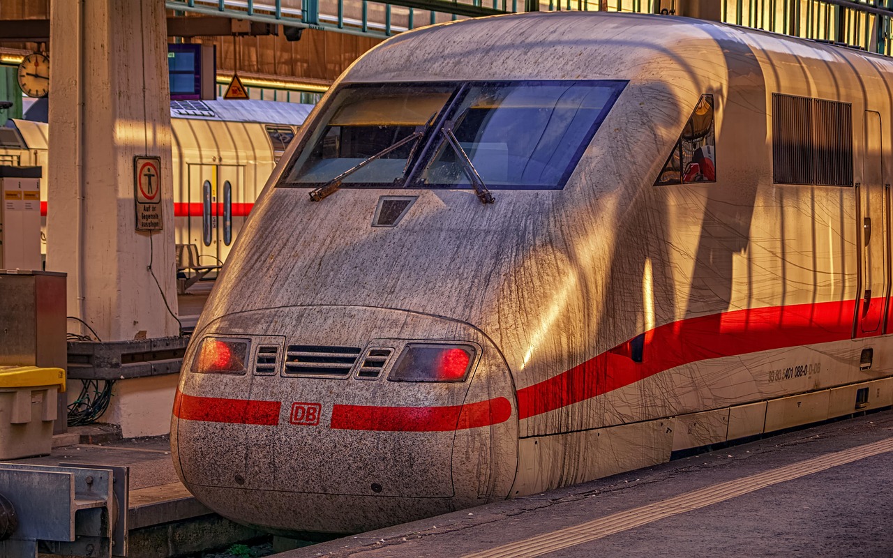 Βρώμικο τρένο ICE της Deutsche Bahn σε γερμανικό σιδηροδρομικό σταθμό