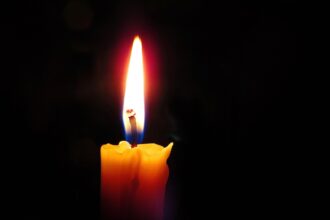 Φλόγα από αναμμένο κεράκι