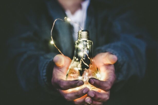 Άνθρωπος κρατάει μια λάμπα, συμβολίζοντας την καινοτομία και μια έξυπνη ιδέα