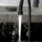 Πόσιμο νερό τρέχει σε νεροχύτη σε γερμανικό σπίτι