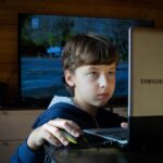 Ανήλικο αγόρι στον υπολογιστή σερφάρει στο ίντερνετ