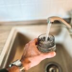 Άντρας γεμίζει ποτήρι με πόσιμο νερό βρύσης στη Γερμανία