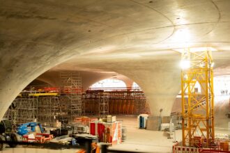 Το Στουτγκάρδη 21 (Stuttgart 21, σντμ S 21) είναι έργο σιδηροδρομικής και αστικής ανάπτυξης στη Στουτγκάρδη της Γερμανίας. Αποτελεί μέρος της νέας και αναβαθμισμένης σιδηροδρομικής γραμμής Στουτγκάρδη–Άουγκσμπουργκ και της Κύριας Γραμμής για την Ευρώπη (Παρίσι—Βιέννη) στο πλαίσιο των Διευρωπαϊκών Δικτύων.