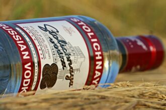 Μπουκάλι βότκα Stolichnaya από τη Ρωσία