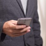 Επιχειρηματίας με το κινητό τηλέφωνο στο χέρι