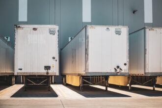 Μια σειρά από φορτηγά παρκαρισμένα το ένα δίπλα στο άλλο
