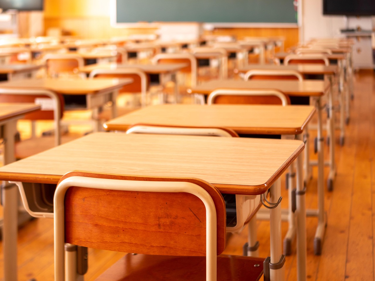 Empty classroom in Bavaria amid teacher shortage and part-time debate