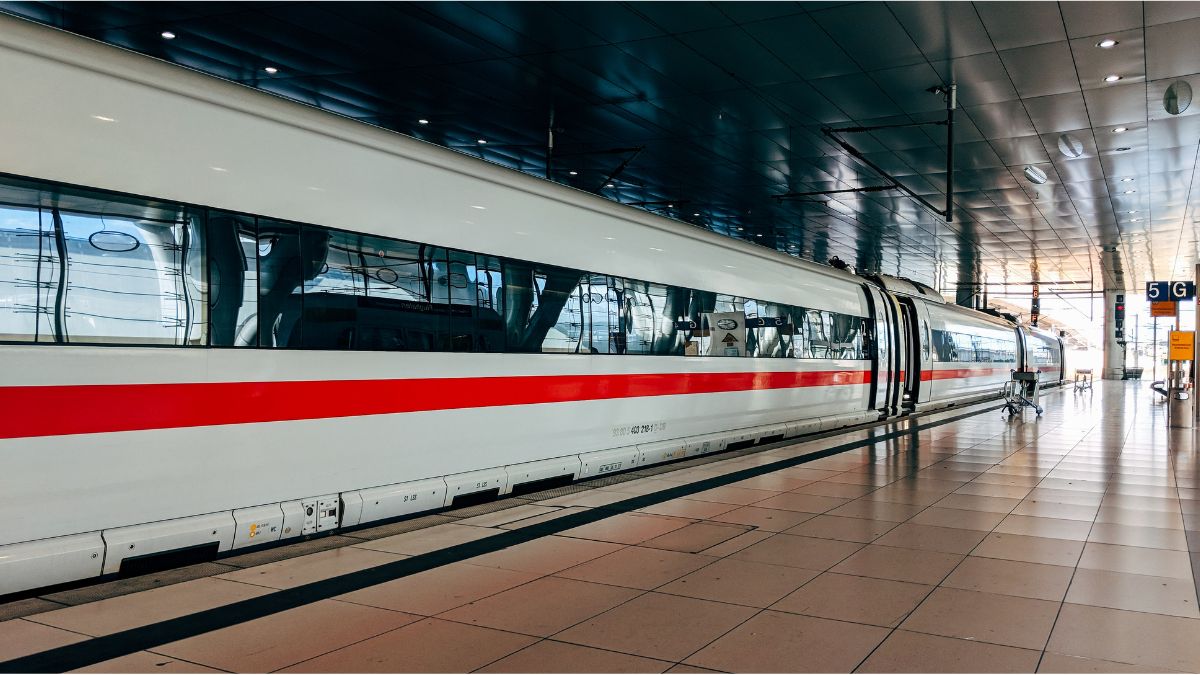 ICE train leaving Munich central station after Deutsche Bahn timetable change