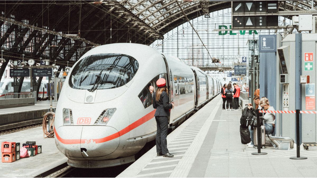 New ICE L train by Deutsche Bahn with step-free boarding at a German station.