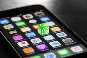 Smartphone with WhatsApp and Signal apps in front of EU flag symbolizing surveillance debate