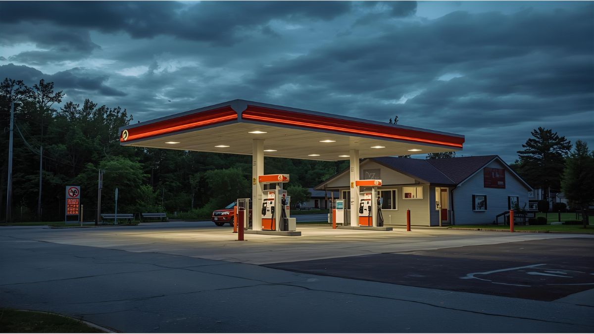 Corner gas station building on Lutzstraße in Munich-Laim