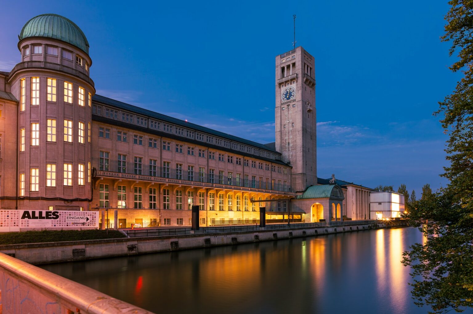 Visitors walking through Munich’s illuminated museum district during the Long Night of Museums 2025
