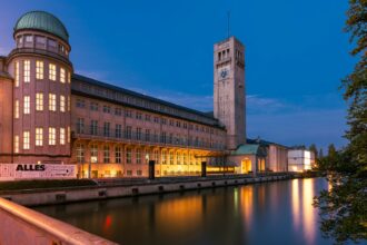 Visitors walking through Munich’s illuminated museum district during the Long Night of Museums 2025