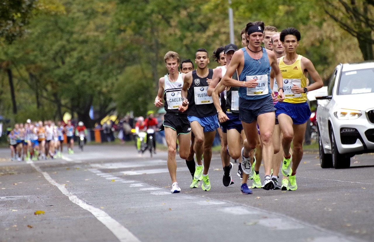Marathon runners passing the Siegestor during the Munich Marathon 2025