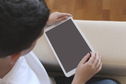 Παιδί παίζει παιχνίδια στο τάμπλετ