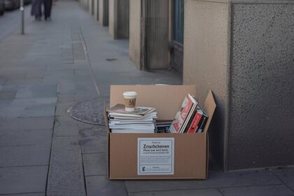 “Zu verschenken” cardboard box on German sidewalk representing new fine regulations