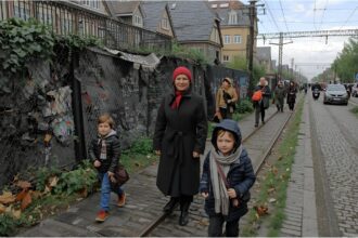German and EU flags in front of the Reichstag, symbolizing Germany’s new role in EU migration reform.