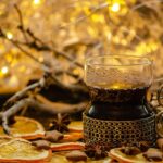 Ένα ποτήρι ζεστό κρασί Glühwein σε χριστουγεννιάτικη ατμόσφαιρα