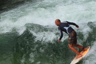 Η διάσημη Eisbachwelle στο Μόναχο «έσβησε» μετά τις εργασίες καθαρισμού