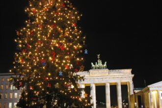 Χριστουγεννιάτικο δέντρο μπροστά από την Πύλη του Βρανδεμβούργου στο Βερολίνο
