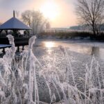 Χιονισμένο τοπίο και παγωμένη λίμνη στη Βαυαρία